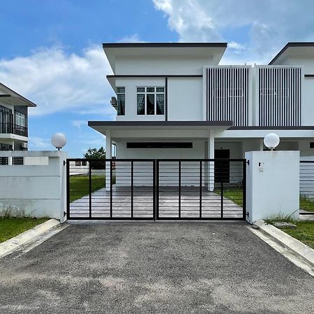 Desaru Arcadia Villa With Pool Table, Outdoor Bbq, Indoor Steamboat By Beestay Kangkar Chemaran Exterior photo